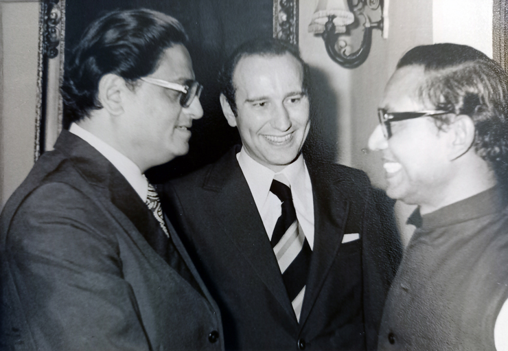 Michael Linder (Mitte) mit Mr. Sanjoy Belu Sen (links), Chairman, Board of Directors der Indo-German Chamber of Commerce, Kalkutta (heute Kolkata) 1974.