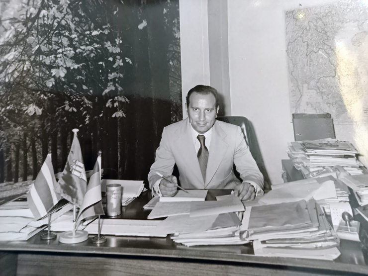 Michael Linder an seinem Schreibtisch in der Deutsch-Thailändischen Handelskammer in Bangkok im Jahr 1978
