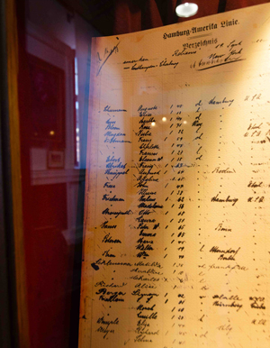 Im Hamburger Auswanderermuseum Ballinstadt sind unter anderem die Original-Passagierlisten der Hamburg-Amerika-Schifffahrtslinie ausgestellt.
