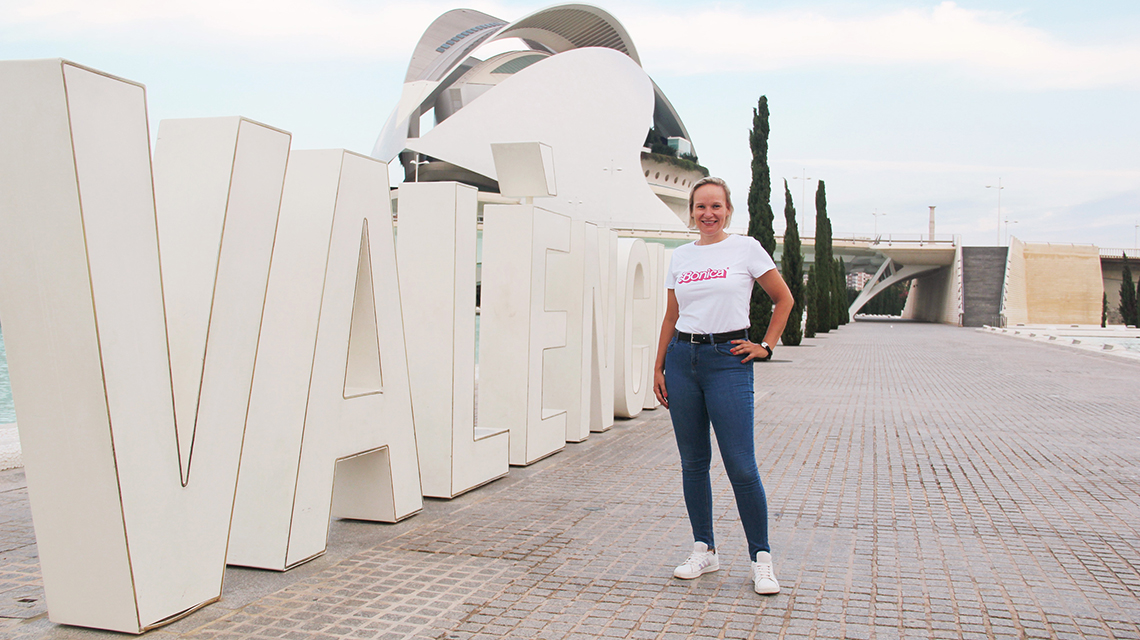 Vor dem „Valencia“-Zeichen in der futuristischen Stadt der Künste und Wissenschaften, im Hintergrund die Oper © Stephanie Schulz
