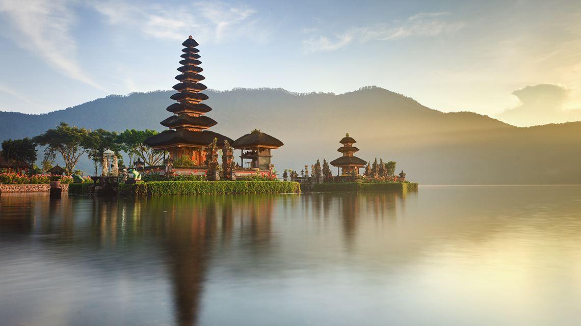Ulun Danu-Tempel am Bratan-See, Bali, Indonesien © honzahruby, AdobeStock